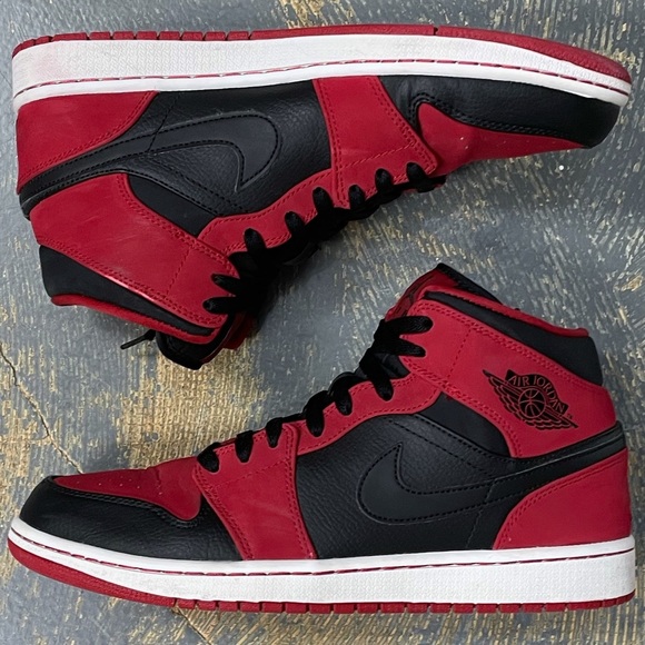Nike Other - Nike Air Jordan 1 Mid SE BRED 554724-019 10 Red Black Bred